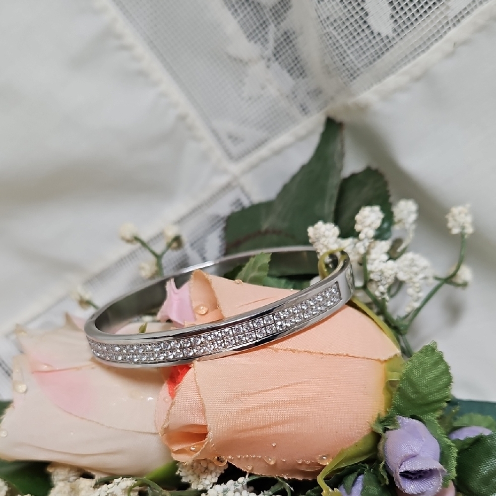 Elegant Silver Bracelet with Crystals